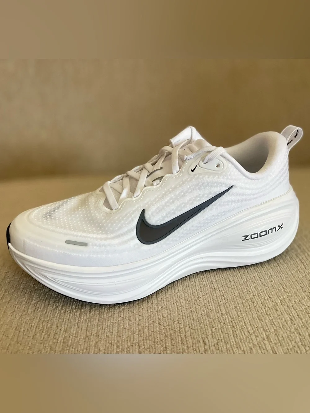 Size 8m (9.5 Women) - Nike Vomero Plus Road Runnjng Shoes White Metallic NEW